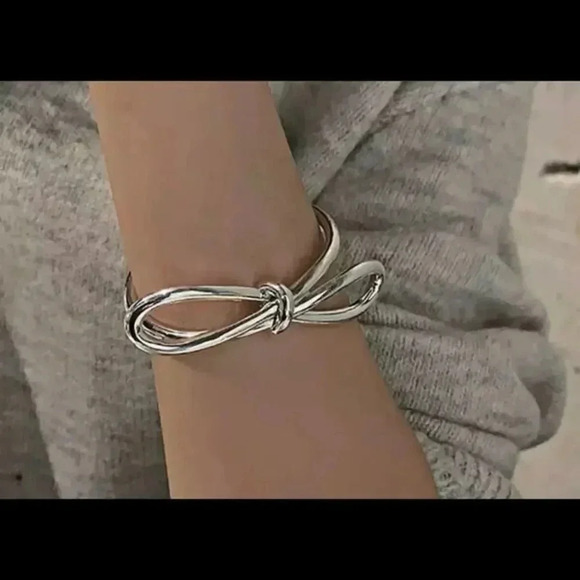 Beautiful Bowknot Bracelet for Women Fashion Creative Birthday Party Jewelry NEW - Picture 2 of 5